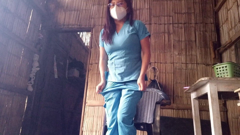 Martin13: 보습 크림으로 주름진 피부에 보습을 해주는 미시 간호사