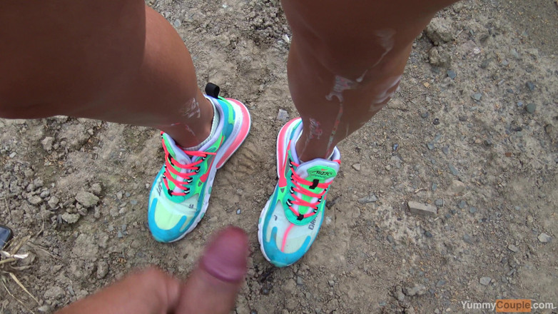 Yummy Couple: Tuve que arrodillarse en el campo y correrse en sus...