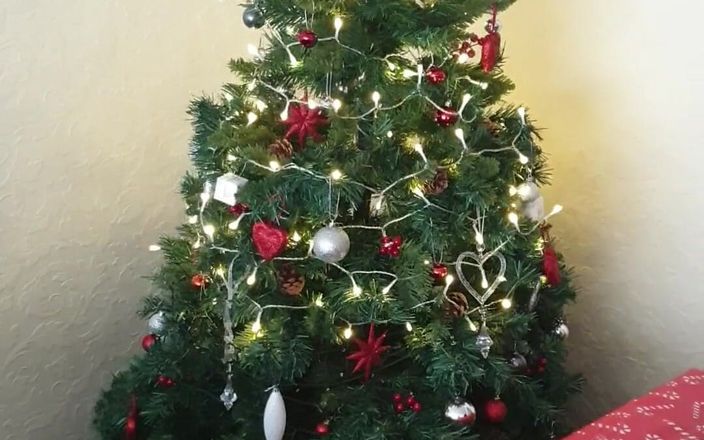 Skyler Squirt: Bu Noel ağacını sıralamaya çalışıyorum 3 uzaktan kumandayı söndürdü ve masaya tırmanmak...