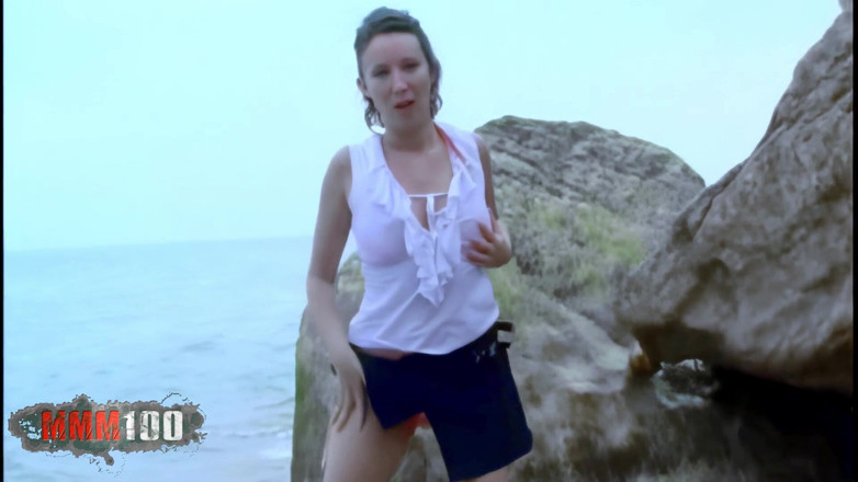 MMM100: Ava: समुद्र तट पर फ्रेंच सुंदरी ava Blue कपड़े उतारती है