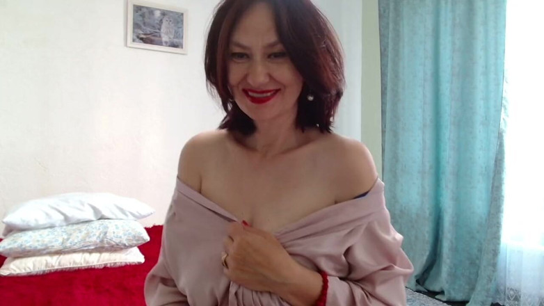 ANGELA_LADY: Мілфа в білих панчохах засунула мереживні білі трусики в її волохату пизду