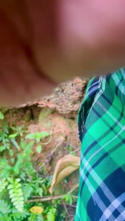 Sweetysingle: Gadis Sri Lanka ngentot dildo di luar ruangan dengan seragam...
