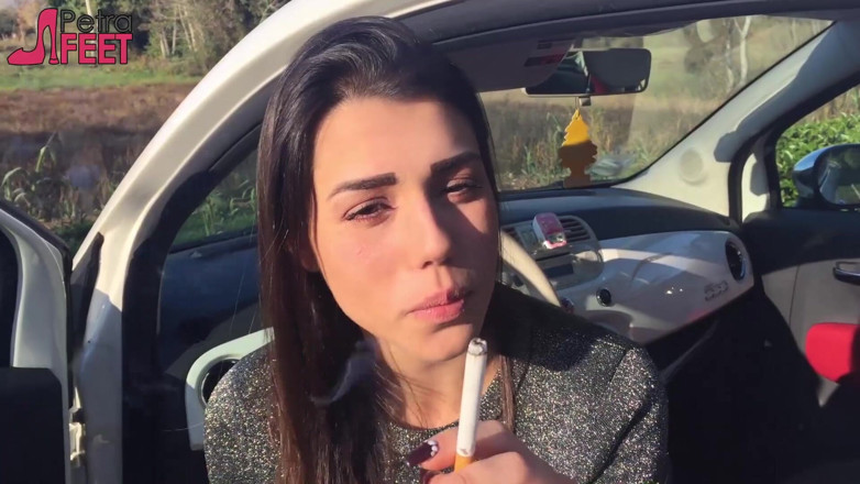 Smokin Fetish: Cewek cantik merokok di luar ruangan