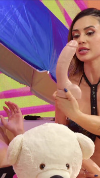 ホットなブロンドのミルフがストラップオンで胸の大きなブルネットの女性とセックス。