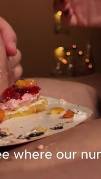 MILF Sirve 10 Corridas En La Torta De Cumpleaños... Luego Come Cada Rodaja