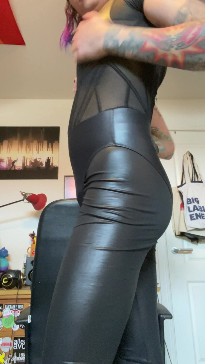 Wetlookshinyfan: Un legging au look mouillé et un body taquinent