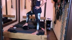 Zpocená tenisová dominance: Poslušná ponožková otrokyně Dáví se na moje stinné ponožky a špinavé fitness nohy