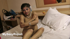 Desi Papa: 饥渴的大屁股印度女孩自慰