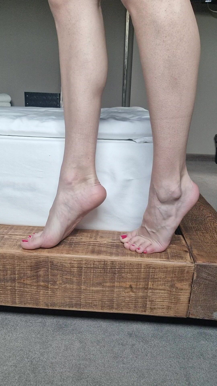 silicone_brunette: Zehen necken