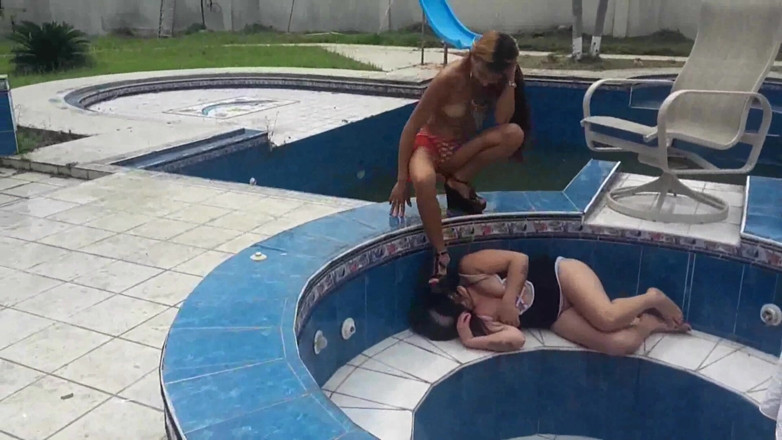 Femdom Austria: Ich stampfe sie am pool