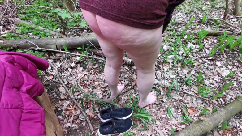 Bouncy Tits Action: Vagina y teta nalgadas al aire libre