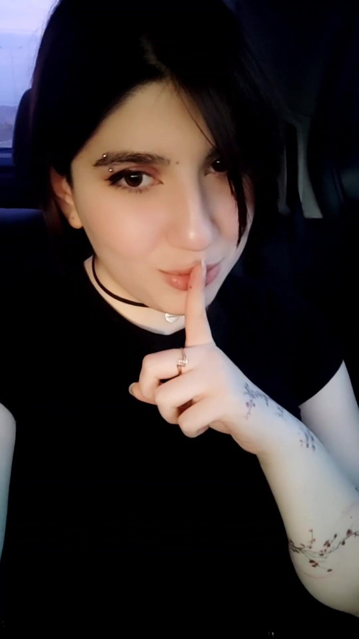 Marie_Purr: Puta tesuda começa a dedilhar sua buceta molhada na parte...