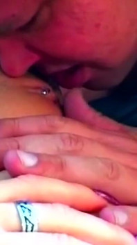 Blond brud fingrar hennes genomborrade fitta medan hon suger kuk