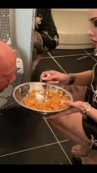 Senhorita Alessa Milano alimentando meu escravo do banheiro