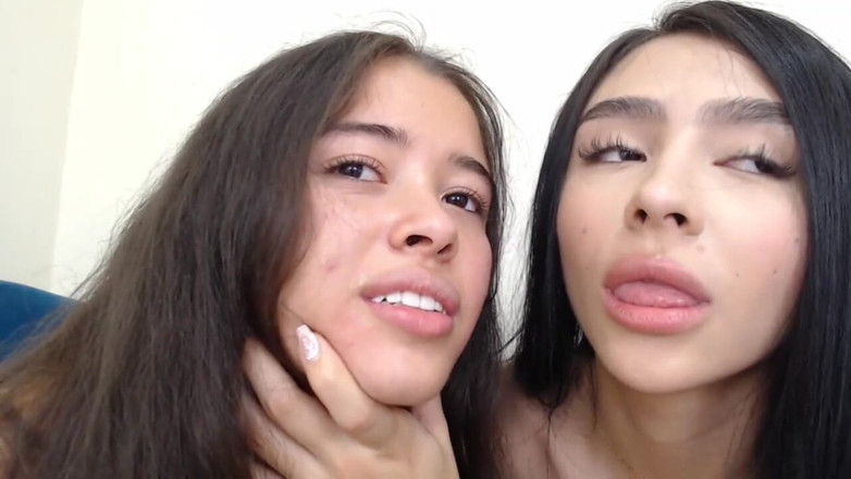 Teen amateur Latinas: Школьницы лижут член и пробуют свои языки, делясь слюной