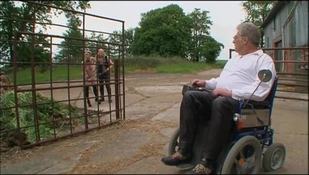 Absolute BDSM films - The original: Une fille à gros nichons serre les seins enchaînant dans la...