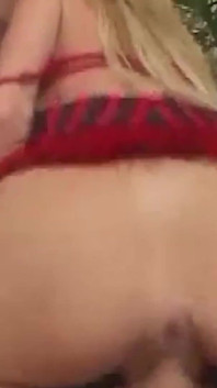 Du sperme dégouline dans la bouche de Hillary Scotts pendant qu’elle avale tout après un trio anal