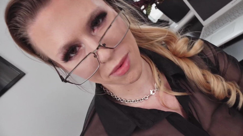 Michelle Moist: Setiausaha pejabat miang melancap di tempat kerja