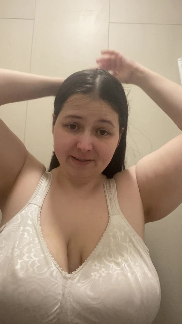 MissChrystalline: Chat, Sex mluvení, Podívejte se na moje prsa a kundičku