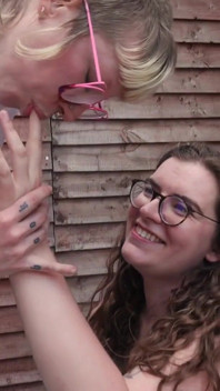 Lésbicas se beijando e jeans molhando W Rosa e Carrie