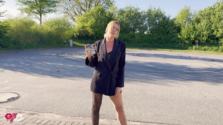 Miley Weasel: Prostituta loira de náilon se deixa foder amarrada com um...