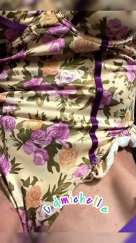 Travesti Michelle etrafta dans ediyor ve karım ve benim sikişmem ve büyük yarak hakkında hayran bırakılıyor