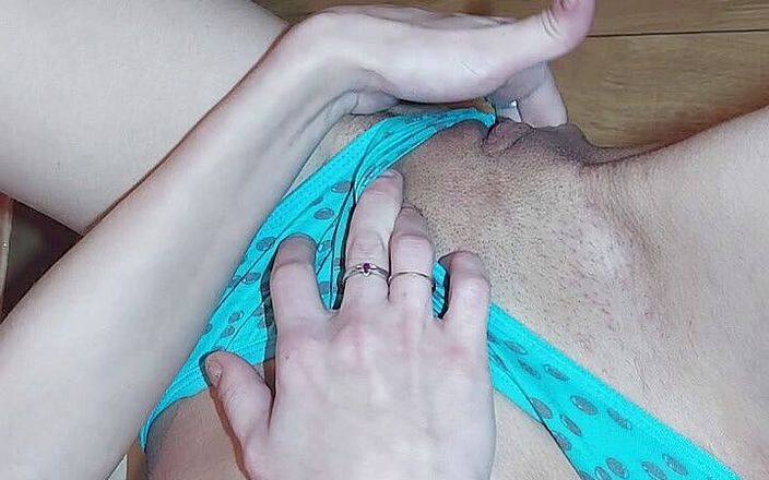 Wet pussy fuck: Osmnáctiletá teenagerka masturbuje prstění