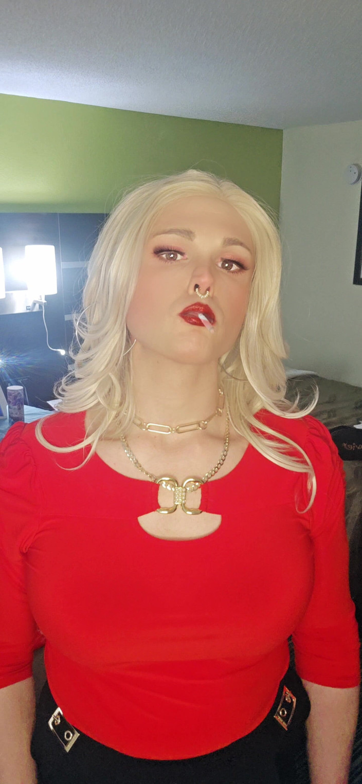 Darkfetish2k: Kylie Rey (transsexuală) Este rea, cel mai tare fetiș cu fumat