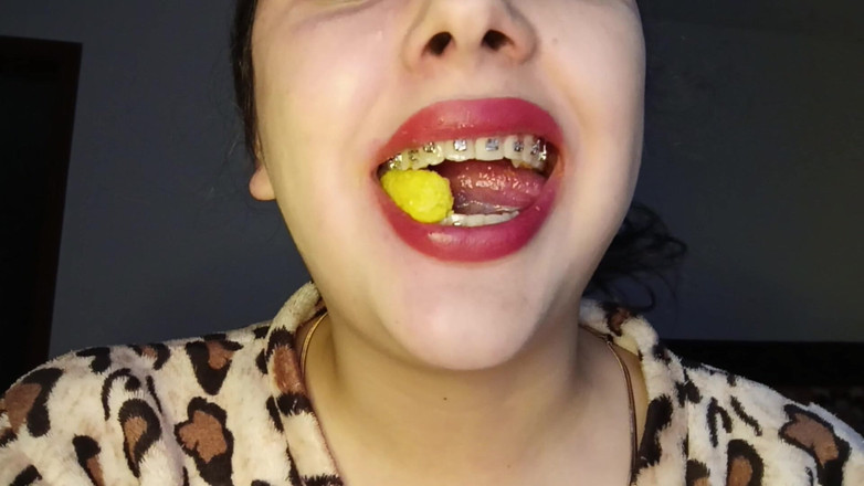 Golden domme: 咀嚼 Cheetos 第一人称视角 uvula