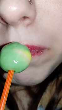 Marishka以chupachups为例展示了她是如何吮吸鸡巴的