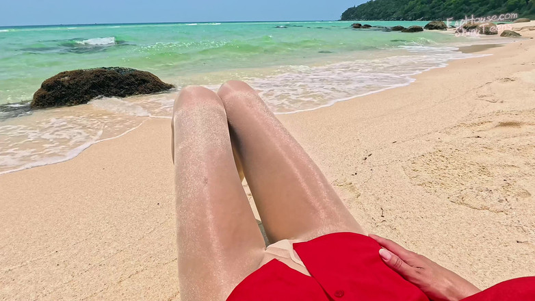 Shiny teens: 906 Plajda köpüklü külotlu çorap