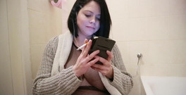 Shione Cooper: Kouření v koupelně před kamerou