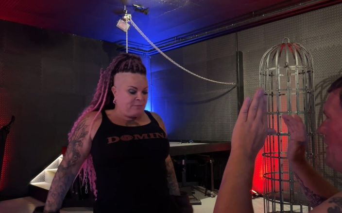Domina Dark: Menschlicher boxsack