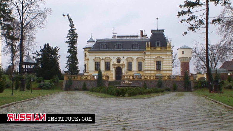Russian Institute: Mia leone e Viki invitano il loro insegnante per un...
