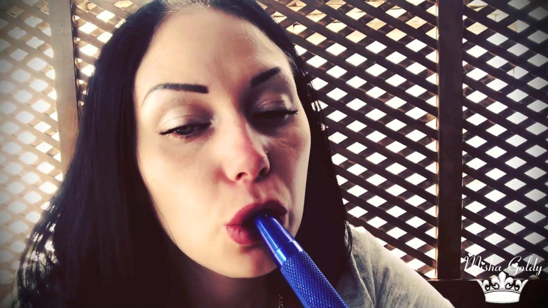 Goddess Misha Goldy: Sugând fum shisha de la mâncărimea nasului și scarpinând-o tot timpul!