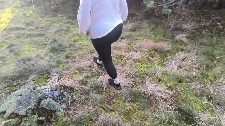 Bouncy Tits Action: Komplett Nackt Im Wald - Titten Und Scheide Peitschen