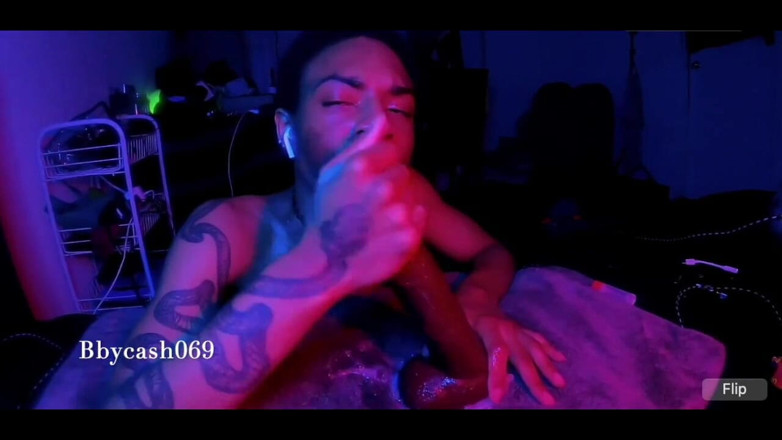 Bbycash 69: Ich gebe meinem spielzeug einen schlampigen blowjob