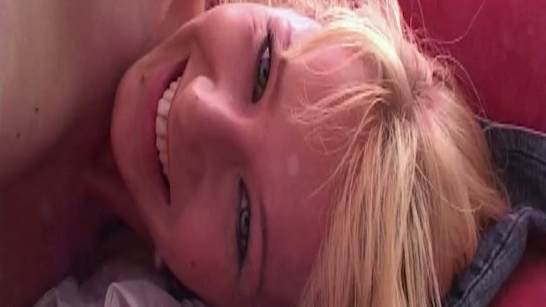 BANGORA RETRO CLUB: Blondine neukt zichzelf met roze en paarse dildo's