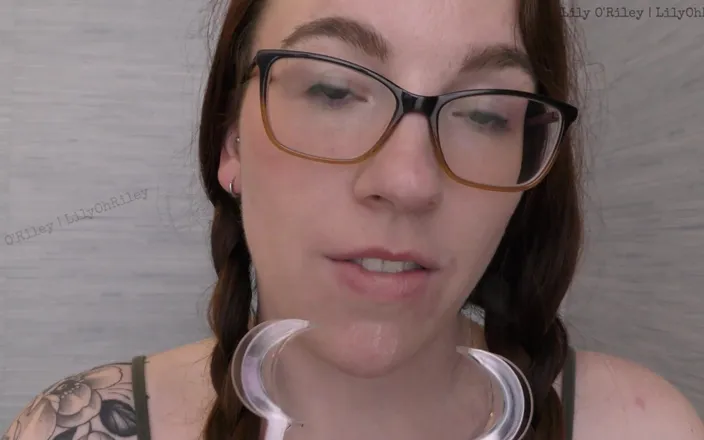 Lily O'Riley: Brýle a gape: 11minutová akce s protaženým zubním zrcátkem