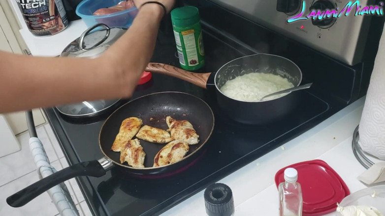 Lanmi Miami: Man neukt vrouw tijdens het naakt koken