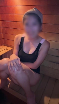 [Ramasser des filles et dans un sauna de bain mixte] Tout en réprimant des gémissements dans la salle de repos