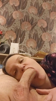Cucá a rozmazává si fotky svých mladých milenců na selfie
