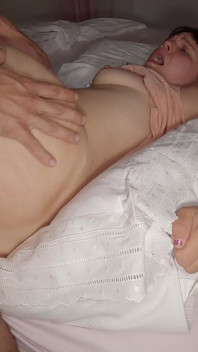 Sesso fatto in casa con mia moglie bollente, sborrata ravvicinata nella sua grande figa pelosa. Caldo vero sesso di coppia.