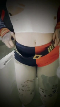 Harley Quinn se în baie