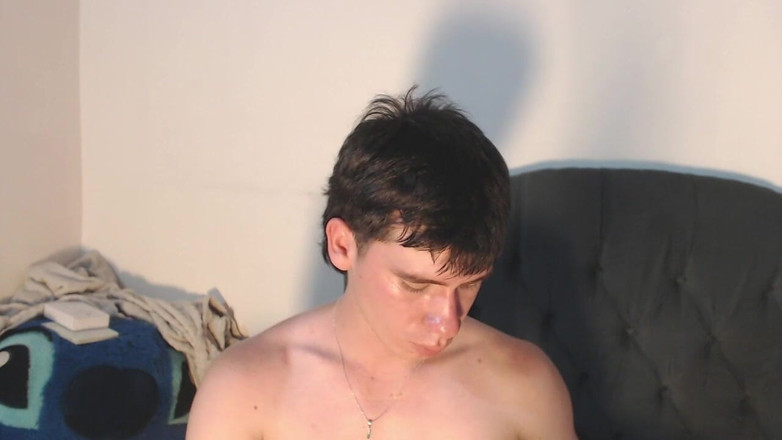 Icyhot707: Mă fute cu un dildo de 20 cm și apoi îl bag în gură