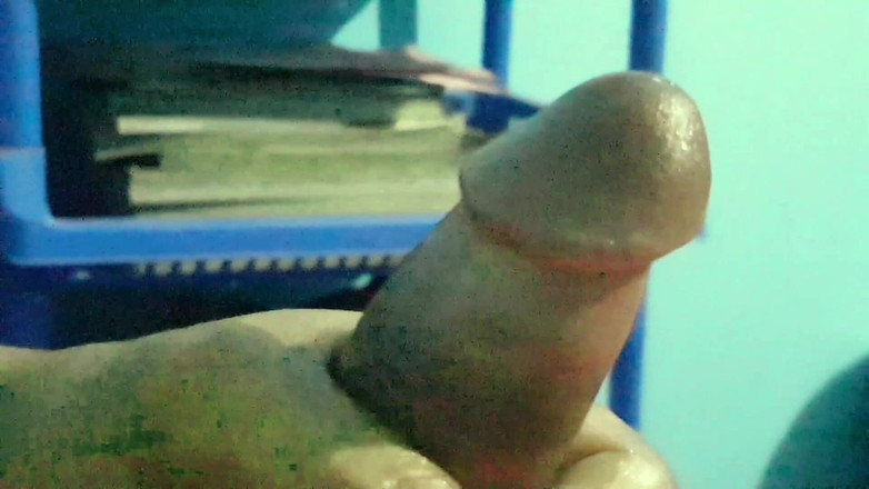 Xujjal: 若い男の子が長い間ペニスをマッサージしても精子は出ませんでした