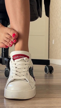 Foot tease in sneakers, tanpa alas kaki, sepatu hak tinggi
