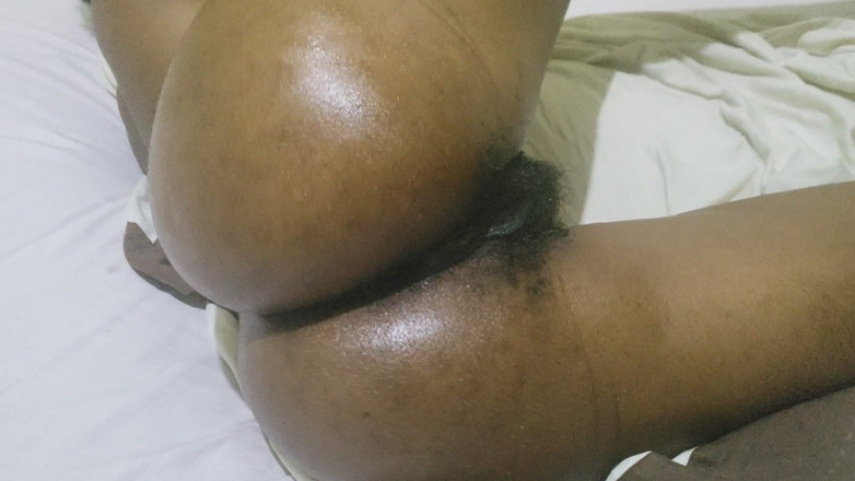 Lovemina: Awek berpantat besar mengusik dan menunjuk-nunjukkan lengkungan mereka