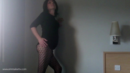 EmmaLeeTV - Nylon Fetish Tranny: Tranny Emma Lee má vzor punčocháče, vyboulená péro