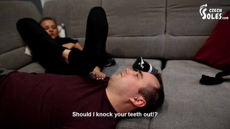 Czech Soles - foot fetish content: Dominiert, um Megans Turnschuhe, Socken und Füße nach dem Fitnessstudio...